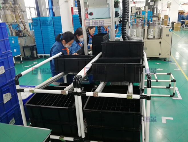 電子制造一般體積較小，使用精益管搭建貨架和無動力滑動部件，節約成本，提高效率。